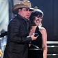 Grammys 2012: Kelly Clarkson Duets with Jason Aldean