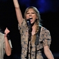 Grammys 2012: Taylor Swift Performs “Mean”