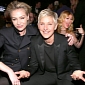 Grammys 2013: Kelly Clarkson Photobombs Ellen DeGeneres
