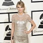 Grammys 2014: Taylor Swift Recreates Jennifer Lawrence Photobomb at the Golden Globes