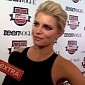 Jessica Simpson Probably Got Very Drunk for This Red Carpet Appearance - Video