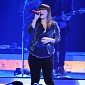 Kelly Clarkson Covers Britney Spears' “Till the World Ends” in Concert