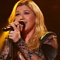 Kelly Clarkson Performs on American Idol, Geeks Out at Mariah Carey – Video