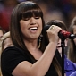 Kelly Clarkson Sings National Anthem at Super Bowl – Flawless