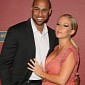 Kendra Wilkinson Steps Out Without Wedding Ring Amid Hank Baskett Cheating Allegations – Video