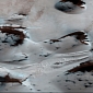 MRO Sees Martian Sand Dunes Shedding Their Dry Ice