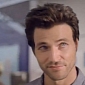 Man's Hair Plays Huey Lewis Songs in New Advert – Video