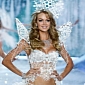 Model Lindsay Ellingson Wore 3D Printed Outfit at Victoria’s Secret Fashion Show 2013 – Video