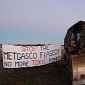 Musician Ties Himself to Bulldozer to Protest Against Gas Company