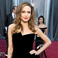 Oscars 2012: Angelina Jolie “Stole” Right Leg Pose from Jennifer Aniston