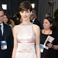 Oscars 2013: Anne Hathaway’s Dress Reveals Too Much – Photo