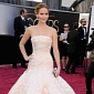 Oscars 2013: Jennifer Lawrence Trips and Falls – Video
