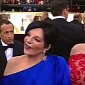 Oscars 2014: Liza Minnelli Rocks Matching Blue Hair Streak on Red Carpet – Video
