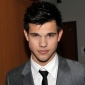 People’s Choice Awards 2010: Taylor Lautner Looking Incredibly Dapper