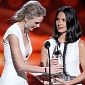 People’s Choice Awards 2013: Taylor Swift Makes Kanye West Joke – Video