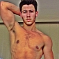 Photo of the Day: Nick Jonas Shows Off Ripped Body in Selfie