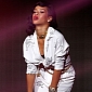 Rihanna Curses Out Her Band on 777 London Live Show – Video