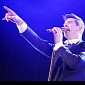 Robin Thicke Dedicates Song to Paula Patton During Concert