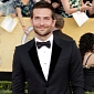 SAG Awards 2014: Bradley Cooper Receives “Crotch Hug” from Known Prankster