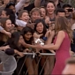 SAG Awards 2014: Falling Barricade Misses Julia Roberts As Fans Rush to Shake Her Hand