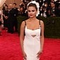 Selena Gomez Shows Off Curvier Figure at MET Gala 2015, Looks like a Princess - Gallery
