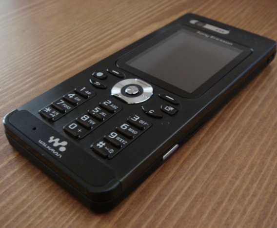 Sony-Ericsson-W880i-Gets-Sleek-in-Black-
