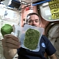 Space Cooking Part 2, with Astronaut Chris Hadfield – Video