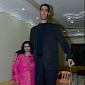 Sultan Kosen: Tallest Man in the World Marries 5'8" (175-Cm) Woman