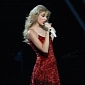 Taylor Swift Premieres “Eyes Open” in New Zealand – Video