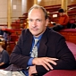 Tim Berners-Lee Wants a Decentralized Internet