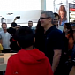 Tim Cook Visits New Palo Alto Store – Video
