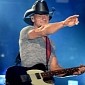 Tim McGraw Criticized for Slapping Woman in Concert – Video