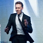 Tom Hiddleston Sings Michael Jackson, Dances, Is Awesome – Video