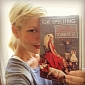 Tori Spelling Calls Katie Holmes a “Plastic Robot” Who “Can’t Sing” in New Book