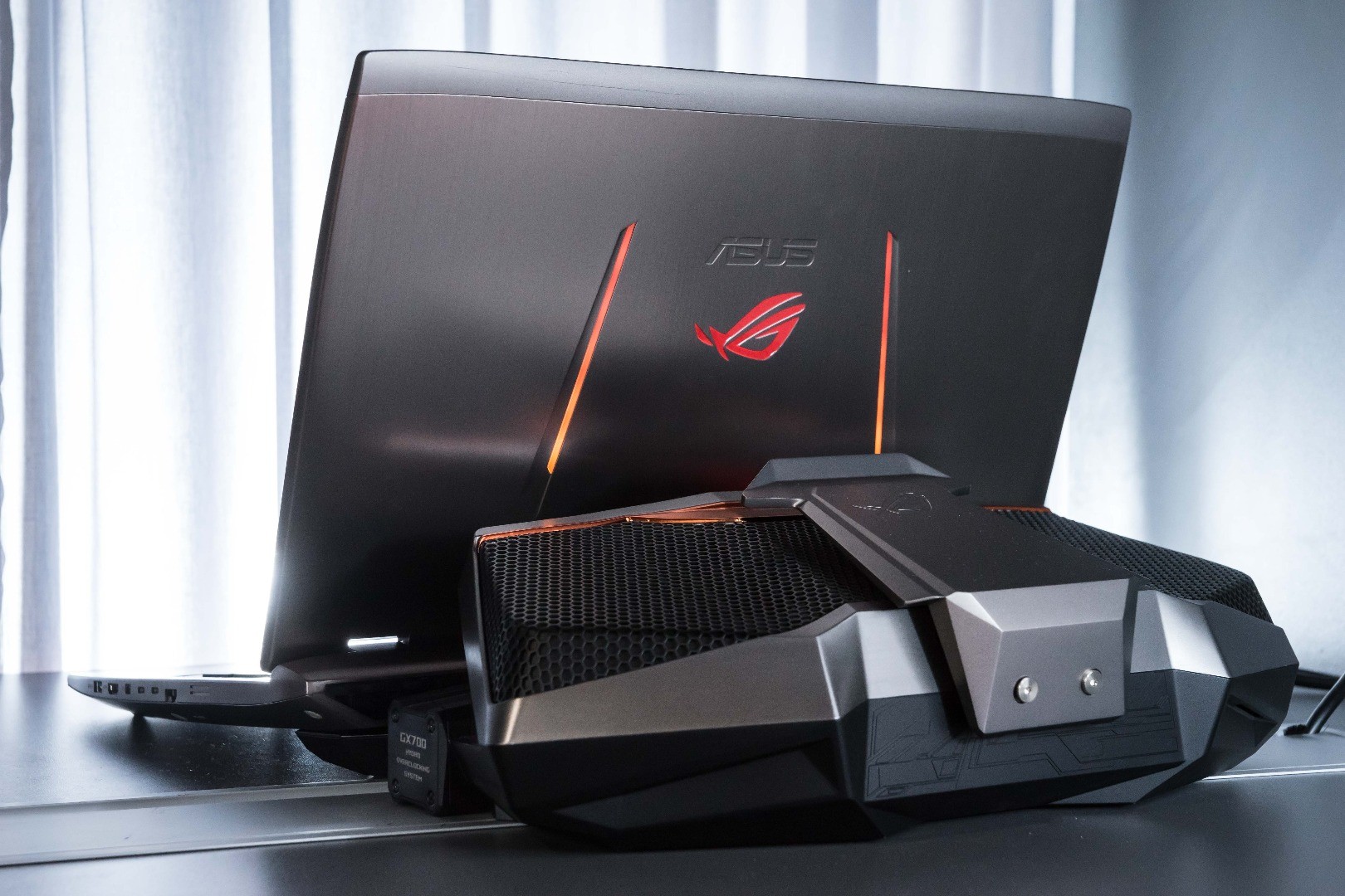 ASUS ROG GX700 Is the World s First Liquid Cooled Laptop with 4K LCS