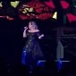 Kelly Clarkson Announces She’s “Totally Pregnant” in Concert - Video