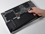 Removing the battery from a 17-inch MacBook Pro