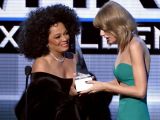 Taylor Swift receives award from Diana Ross, is overwhelmed