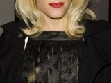 Singer Gwen Stefani matches her blonde do with fiery red lips