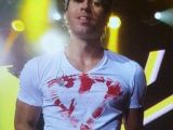 Enrique Iglesias drew a heart in his own blood after concert injury