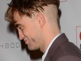 Robert Pattison’s new haircut, a view from the side