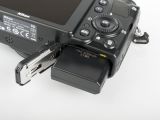 Nikon COOLPIX P7000 Battery Slot