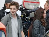 Robert Pattinson and Kristen Stewart on the “New Moon” set