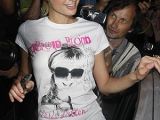 Paris sports a T-shirt emblazoned with her face, name and the tagline "Tabloid Blond"