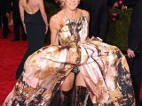 SJP’s dress has such a daring front slit you could actually see her undies