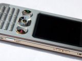 Sony Ericsson W890 in gold/silver