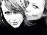 Karlie Kloss plants a kiss on Taylor Swift's cheek in adorable Twitter snap