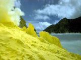 Sulfur deposits on the edges of the lake