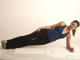 The side plank, ideal for the abs and “love handles”