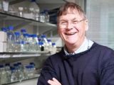 Researcher Tim Hunt does not think women and men scientists should work together